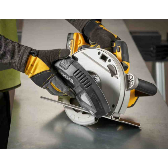 Купити Пила дисковая по металлу аккумуляторная DeWALT DCS383H2. Официальный магазин Toolmaster Украина. Фирменный инструмент и оборудование, официальная гарантия