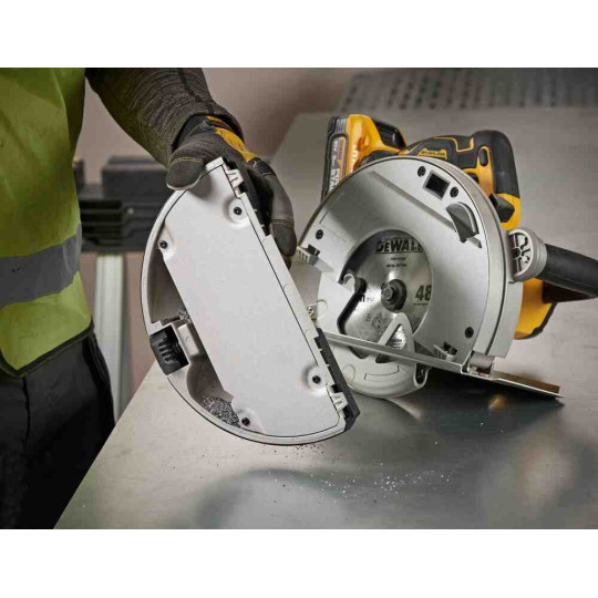 Купити Пила дисковая по металлу аккумуляторная DeWALT DCS383H2. Официальный магазин Toolmaster Украина. Фирменный инструмент и оборудование, официальная гарантия