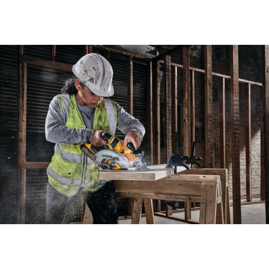 Купити Пила дискова акумуляторна безщіткова DeWALT DCS573NT. Офіційний магазин Toolmaster Україна. Фірмовий інструмент та обладнання, офіційна гарантія