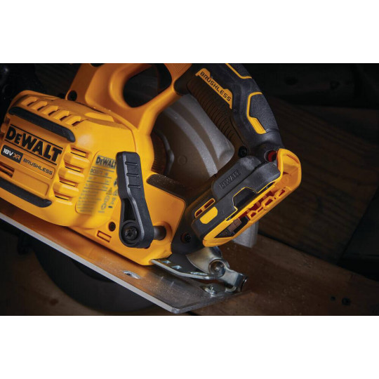 Купити Пила дискова акумуляторна безщіткова DeWALT DCS573NT. Офіційний магазин Toolmaster Україна. Фірмовий інструмент та обладнання, офіційна гарантія