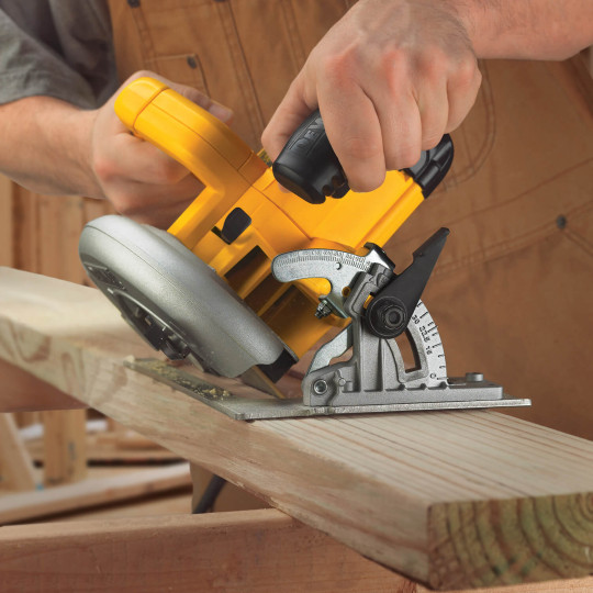 Купити Пила дискова мережева DeWALT DWE575K. Офіційний магазин Toolmaster Україна. Фірмовий інструмент та обладнання, офіційна гарантія