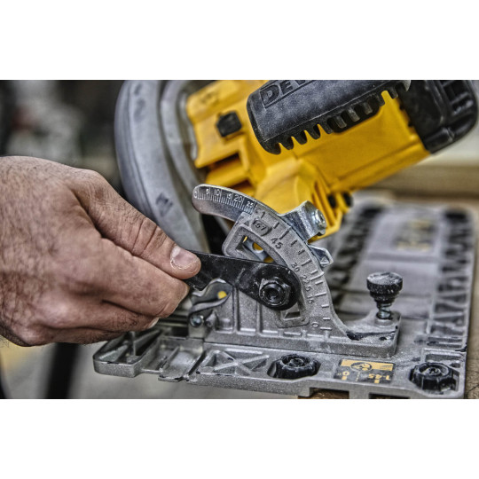 Купити Пилка дискова мережева DeWALT DWE576K. Офіційний магазин Toolmaster Україна. Фірмовий інструмент та обладнання, офіційна гарантія