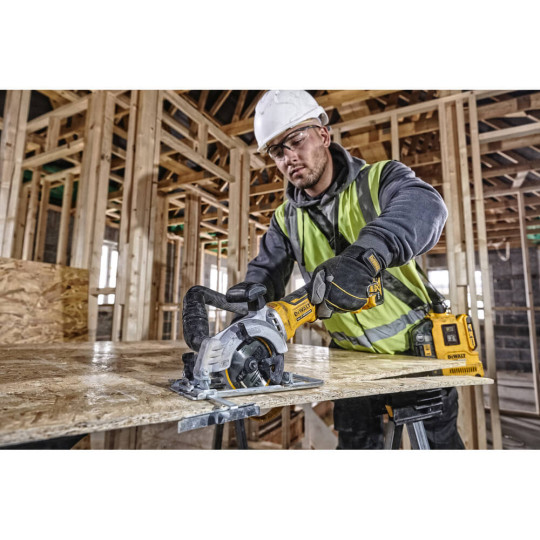 Купити Пила дискова акумуляторна безщіткова DeWALT DCS571N. Офіційний магазин Toolmaster Україна. Фірмовий інструмент та обладнання, офіційна гарантія