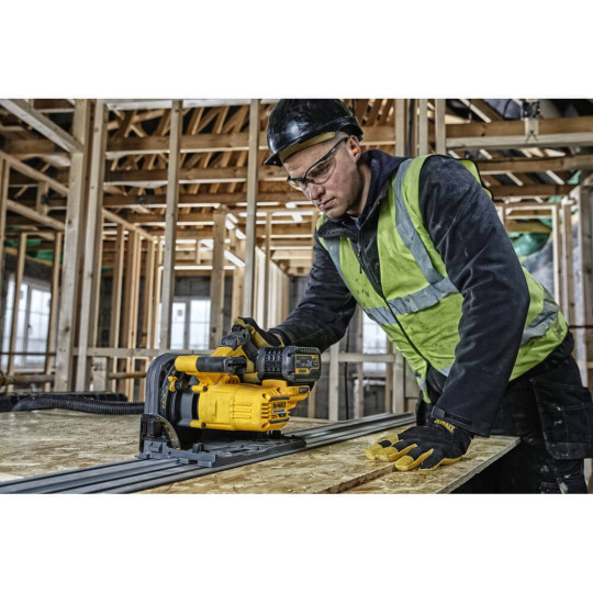 Купити Пила дискова занурювальна акумуляторна DeWALT DCS520NT. Офіційний магазин Toolmaster Україна. Фірмовий інструмент та обладнання, офіційна гарантія