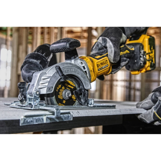 Купити Пила дискова акумуляторна безщіткова компактна DeWALT DCS571NT. Офіційний магазин Toolmaster Україна. Фірмовий інструмент та обладнання, офіційна гарантія