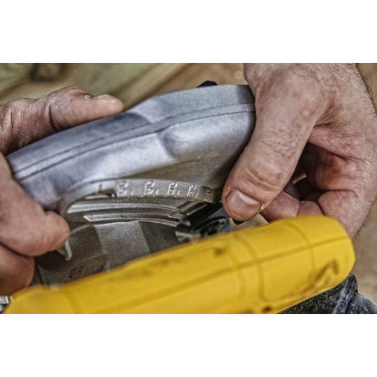 Купити Пила дискова мережева DeWALT DWE560. Офіційний магазин Toolmaster Україна. Фірмовий інструмент та обладнання, офіційна гарантія