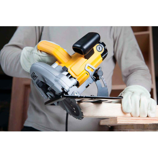 Купити Пила дискова мережева DeWALT DWE560. Офіційний магазин Toolmaster Україна. Фірмовий інструмент та обладнання, офіційна гарантія