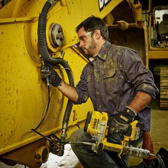 Купити Пістолет маcляний акумуляторний DeWALT DCGG571NK. Офіційний магазин Toolmaster Україна. Фірмовий інструмент та обладнання, офіційна гарантія