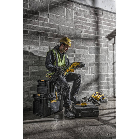 Купити Пистолет гвоздезабивной аккумуляторный бесщеточный DeWALT DCN890P2. Официальный магазин Toolmaster Украина. Фирменный инструмент и оборудование, официальная гарантия