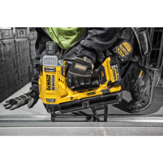 Купити Пистолет гвоздезабивной аккумуляторный бесщеточный DeWALT DCN890P2. Официальный магазин Toolmaster Украина. Фирменный инструмент и оборудование, официальная гарантия