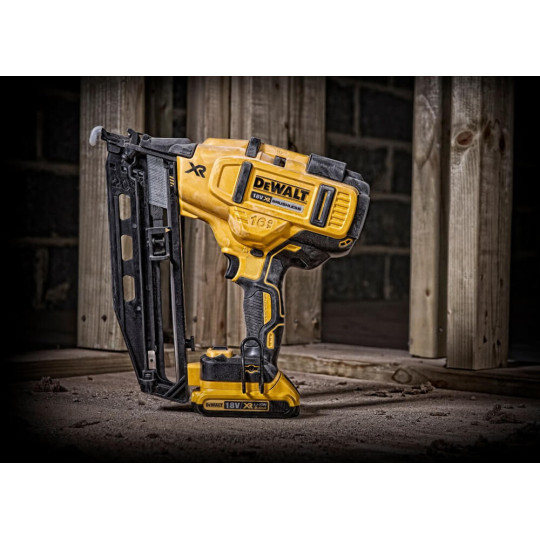 Купити Пістолет цвяхозабивний акумуляторний безщітковий DeWALT DCN662NT. Офіційний магазин Toolmaster Україна. Фірмовий інструмент та обладнання, офіційна гарантія