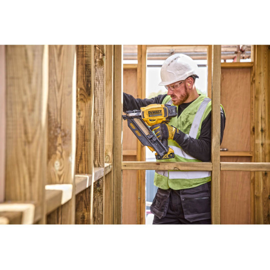 Купити Пістолет цвяхозабивний акумуляторний безщітковий DeWALT DCN930N. Офіційний магазин Toolmaster Україна. Фірмовий інструмент та обладнання, офіційна гарантія