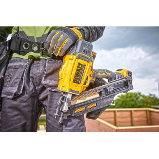 Купити Пістолет цвяхозабивний акумуляторний безщітковий DeWALT DCN930P2. Офіційний магазин Toolmaster Україна. Фірмовий інструмент та обладнання, офіційна гарантія