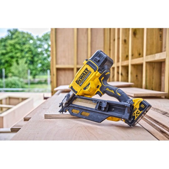 Купити Пістолет цвяхозабивний акумуляторний безщітковий DeWALT DCN930P2. Офіційний магазин Toolmaster Україна. Фірмовий інструмент та обладнання, офіційна гарантія