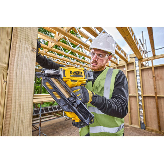 Купити Пістолет цвяхозабивний акумуляторний безщітковий DeWALT DCN930P2. Офіційний магазин Toolmaster Україна. Фірмовий інструмент та обладнання, офіційна гарантія