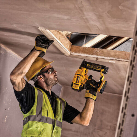 Купити Пістолет цвяхозабивний акумуляторний безщітковий DeWALT DCN680N. Офіційний магазин Toolmaster Україна. Фірмовий інструмент та обладнання, офіційна гарантія