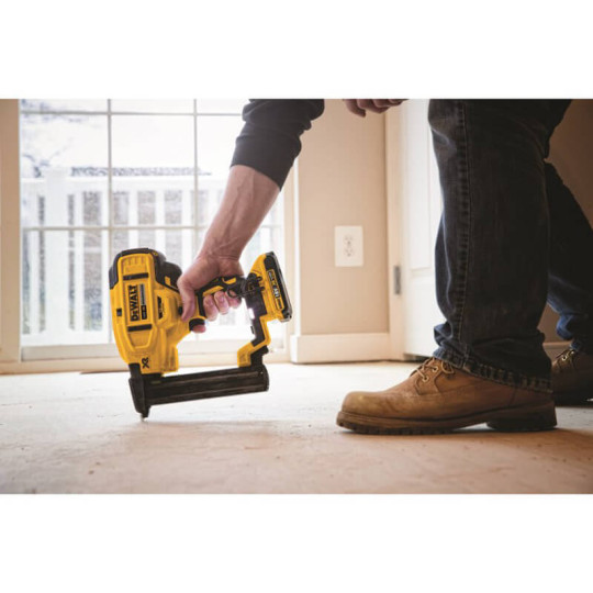 Купити Степлер скобозабивний акумуляторний безщітковий DeWALT DCN681D2. Офіційний магазин Toolmaster Україна. Фірмовий інструмент та обладнання, офіційна гарантія