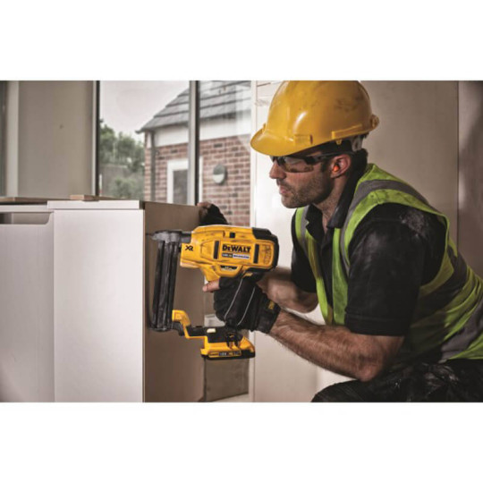 Купити Степлер скобозабивний акумуляторний безщітковий DeWALT DCN681D2. Офіційний магазин Toolmaster Україна. Фірмовий інструмент та обладнання, офіційна гарантія