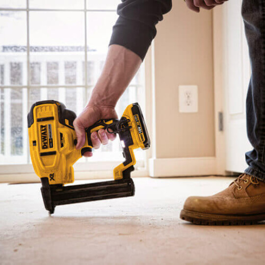 Купити Степлер скобозабивний акумуляторний безщітковий DeWALT DCN681N. Офіційний магазин Toolmaster Україна. Фірмовий інструмент та обладнання, офіційна гарантія