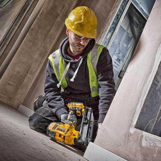 Купити Пистолет гвоздезабивной аккумуляторный бесщеточный DeWALT DCN660P2. Официальный магазин Toolmaster Украина. Фирменный инструмент и оборудование, официальная гарантия