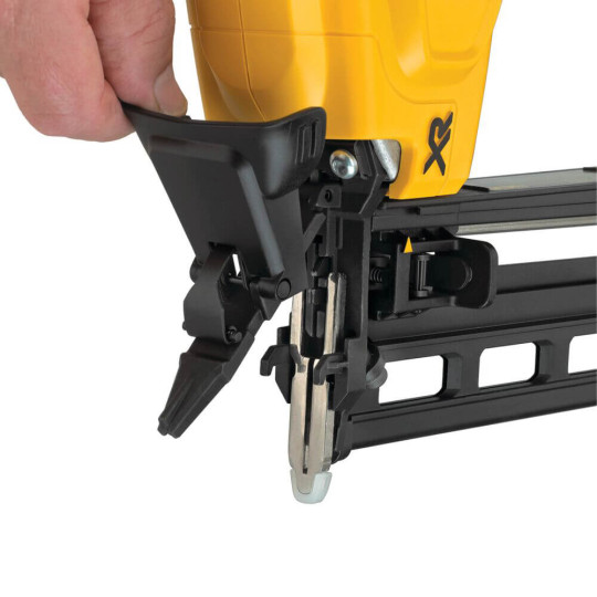 Купити Пистолет гвоздезабивной аккумуляторный бесщеточный DeWALT DCN662D2. Официальный магазин Toolmaster Украина. Фирменный инструмент и оборудование, официальная гарантия