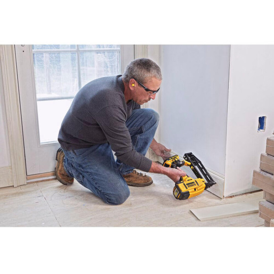 Купити Пистолет гвоздезабивной аккумуляторный бесщеточный DeWALT DCN662D2. Официальный магазин Toolmaster Украина. Фирменный инструмент и оборудование, официальная гарантия