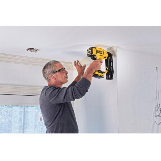 Купити Пистолет гвоздезабивной аккумуляторный бесщеточный DeWALT DCN662D2. Официальный магазин Toolmaster Украина. Фирменный инструмент и оборудование, официальная гарантия