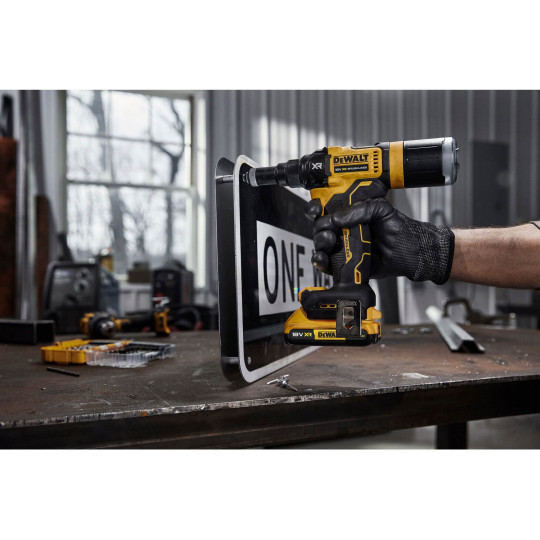 Купити Заклепочник акумуляторний безщітковий DeWALT DCF403NT. Офіційний магазин Toolmaster Україна. Фірмовий інструмент та обладнання, офіційна гарантія