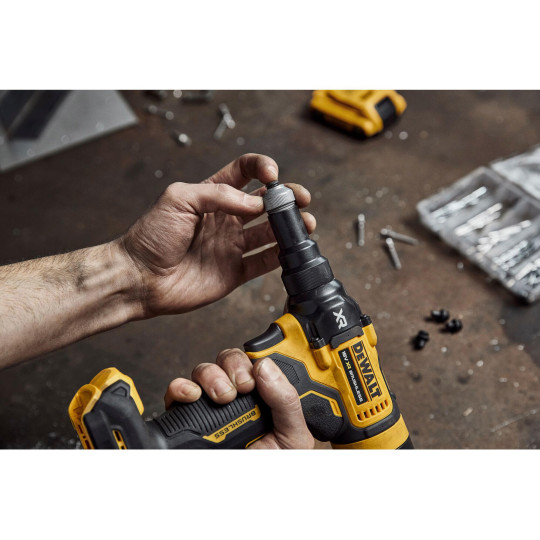 Купити Заклепочник акумуляторний безщітковий DeWALT DCF403NT. Офіційний магазин Toolmaster Україна. Фірмовий інструмент та обладнання, офіційна гарантія