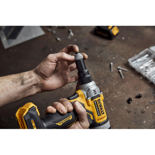 Купити Заклепочник акумуляторний безщітковий DeWALT DCF414E2GT. Офіційний магазин Toolmaster Україна. Фірмовий інструмент та обладнання, офіційна гарантія