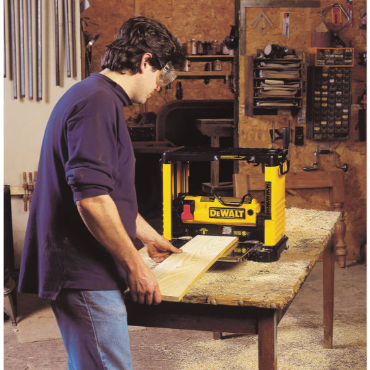 Купити Верстат рейсмусний мережевий DeWALT DW733. Офіційний магазин Toolmaster Україна. Фірмовий інструмент та обладнання, офіційна гарантія