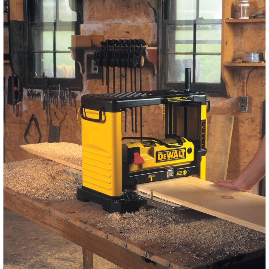 Купити Верстат рейсмусний мережевий DeWALT DW733. Офіційний магазин Toolmaster Україна. Фірмовий інструмент та обладнання, офіційна гарантія