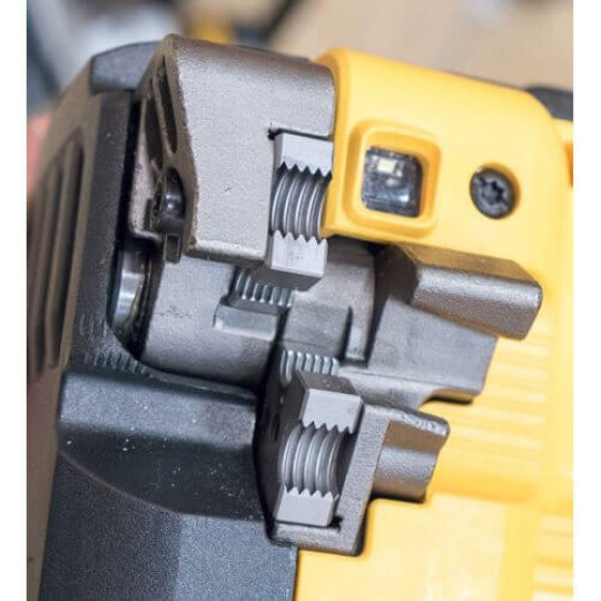 Купити Різак шпильок акумуляторний DeWALT DCS350N. Офіційний магазин Toolmaster Україна. Фірмовий інструмент та обладнання, офіційна гарантія