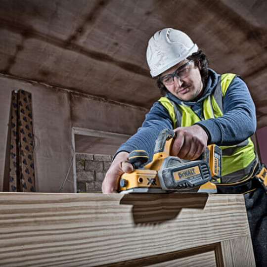 Купити Рубанок акумуляторний безщітковий DeWALT DCP580P2. Офіційний магазин Toolmaster Україна. Фірмовий інструмент та обладнання, офіційна гарантія