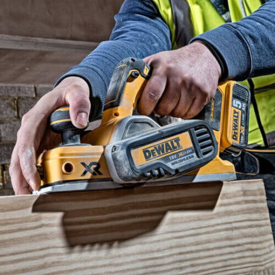 Купити Рубанок акумуляторний безщітковий DeWALT DCP580P2. Офіційний магазин Toolmaster Україна. Фірмовий інструмент та обладнання, офіційна гарантія