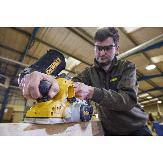 Купити Рубанок мережевий DeWALT D26500. Офіційний магазин Toolmaster Україна. Фірмовий інструмент та обладнання, офіційна гарантія