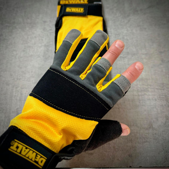 Купити Рукавички універсальні, частково відкриті DeWALT DPG214L. Офіційний магазин Toolmaster Україна. Фірмовий інструмент та обладнання, офіційна гарантія