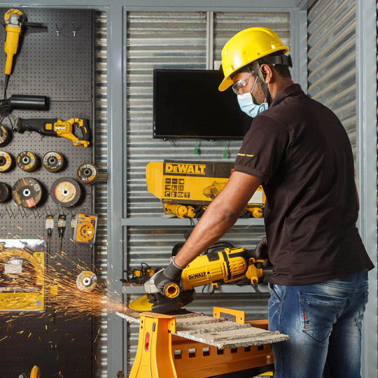 Купити Шліфмашина кутова - болгарка мережева DeWALT DWE4579. Офіційний магазин Toolmaster Україна. Фірмовий інструмент та обладнання, офіційна гарантія