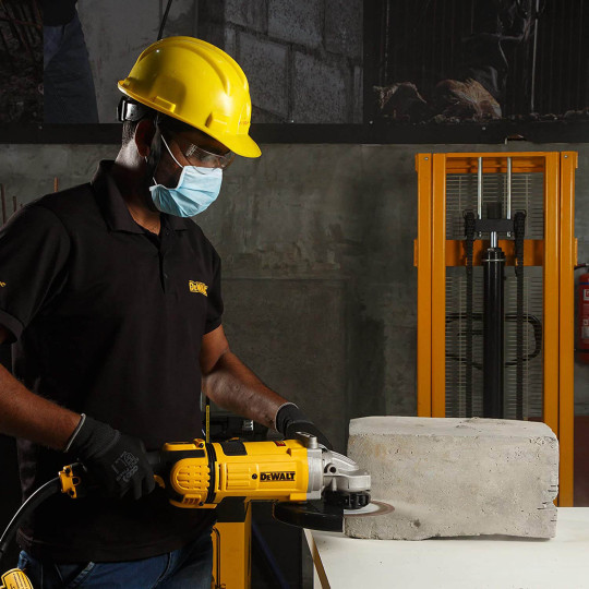 Купити Шліфмашина кутова - болгарка мережева DeWALT DWE4579. Офіційний магазин Toolmaster Україна. Фірмовий інструмент та обладнання, офіційна гарантія
