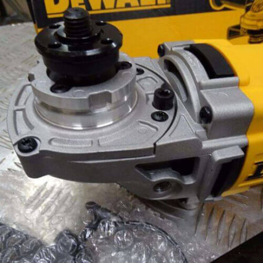 Купити Шліфмашина кутова - болгарка мережева DeWALT DWE494. Офіційний магазин Toolmaster Україна. Фірмовий інструмент та обладнання, офіційна гарантія