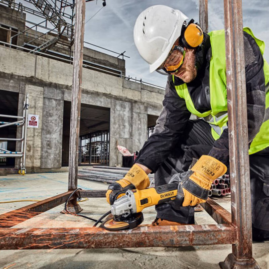 Купити Шліфмашина кутова - болгарка мережева безщіткова DeWALT DWE4357. Офіційний магазин Toolmaster Україна. Фірмовий інструмент та обладнання, офіційна гарантія