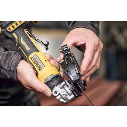 Купити Шлифмашина угловая - болгарка аккумуляторная бесщеточная DeWALT DCG404N. Официальный магазин Toolmaster Украина. Фирменный инструмент и оборудование, официальная гарантия