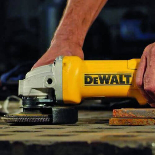Купити Шліфмашина кутова - болгарка мережева DeWALT DWE4233. Офіційний магазин Toolmaster Україна. Фірмовий інструмент та обладнання, офіційна гарантія
