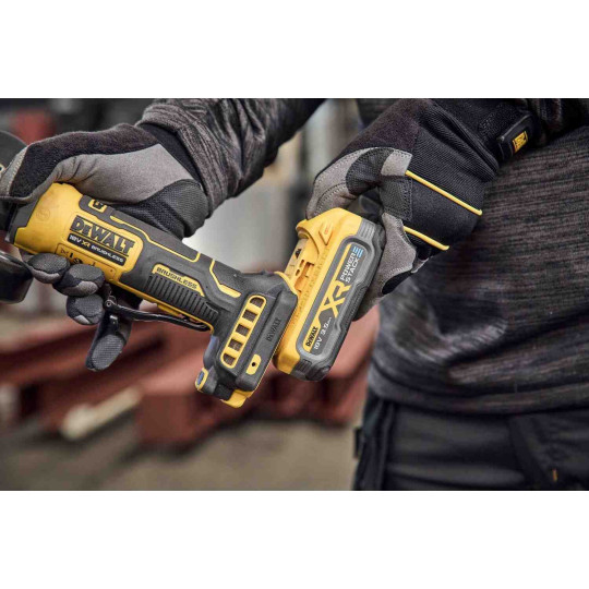 Купити Шлифмашина угловая - болгарка аккумуляторная бесщеточная DeWALT DCG404S2T. Официальный магазин Toolmaster Украина. Фирменный инструмент и оборудование, официальная гарантия