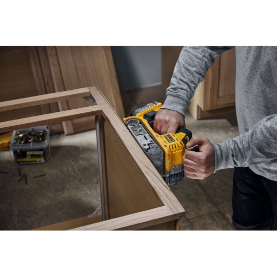 Купити Шліфмашина стрічкова акумуляторна безщіткова DeWALT DCW220N. Офіційний магазин Toolmaster Україна. Фірмовий інструмент та обладнання, офіційна гарантія