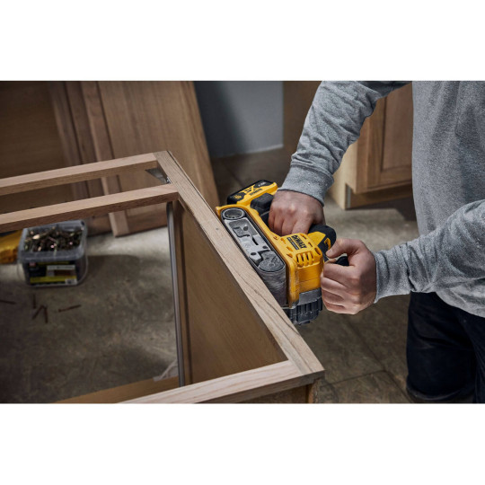Купити Шліфмашина стрічкова акумуляторна безщіткова DeWALT DCW220P2. Офіційний магазин Toolmaster Україна. Фірмовий інструмент та обладнання, офіційна гарантія