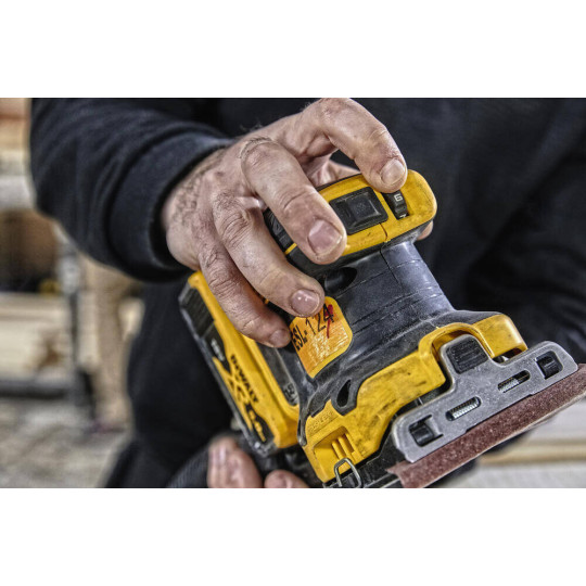 Купити Шліфмашина вібраційна акумуляторна DeWALT DCW200NT. Офіційний магазин Toolmaster Україна. Фірмовий інструмент та обладнання, офіційна гарантія