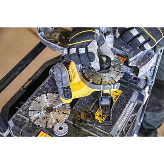Купити Штроборіз акумуляторний безщітковий DeWALT DCG200NT. Офіційний магазин Toolmaster Україна. Фірмовий інструмент та обладнання, офіційна гарантія
