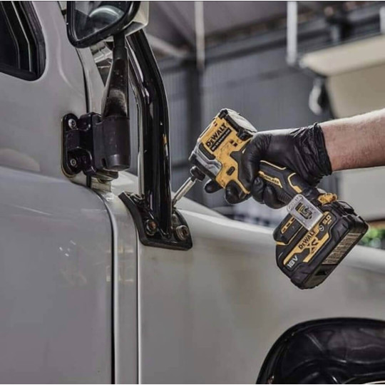 Купити Шурупокрут ударний акумуляторний безщітковий DeWALT DCF850NT. Офіційний магазин Toolmaster Україна. Фірмовий інструмент та обладнання, офіційна гарантія