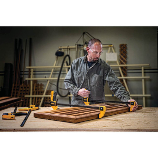 Купити Струбцина L триггерна з максимальним зусиллям стиснення 135 кг DeWALT DWHT0-83194. Офіційний магазин Toolmaster Україна. Фірмовий інструмент та обладнання, офіційна гарантія